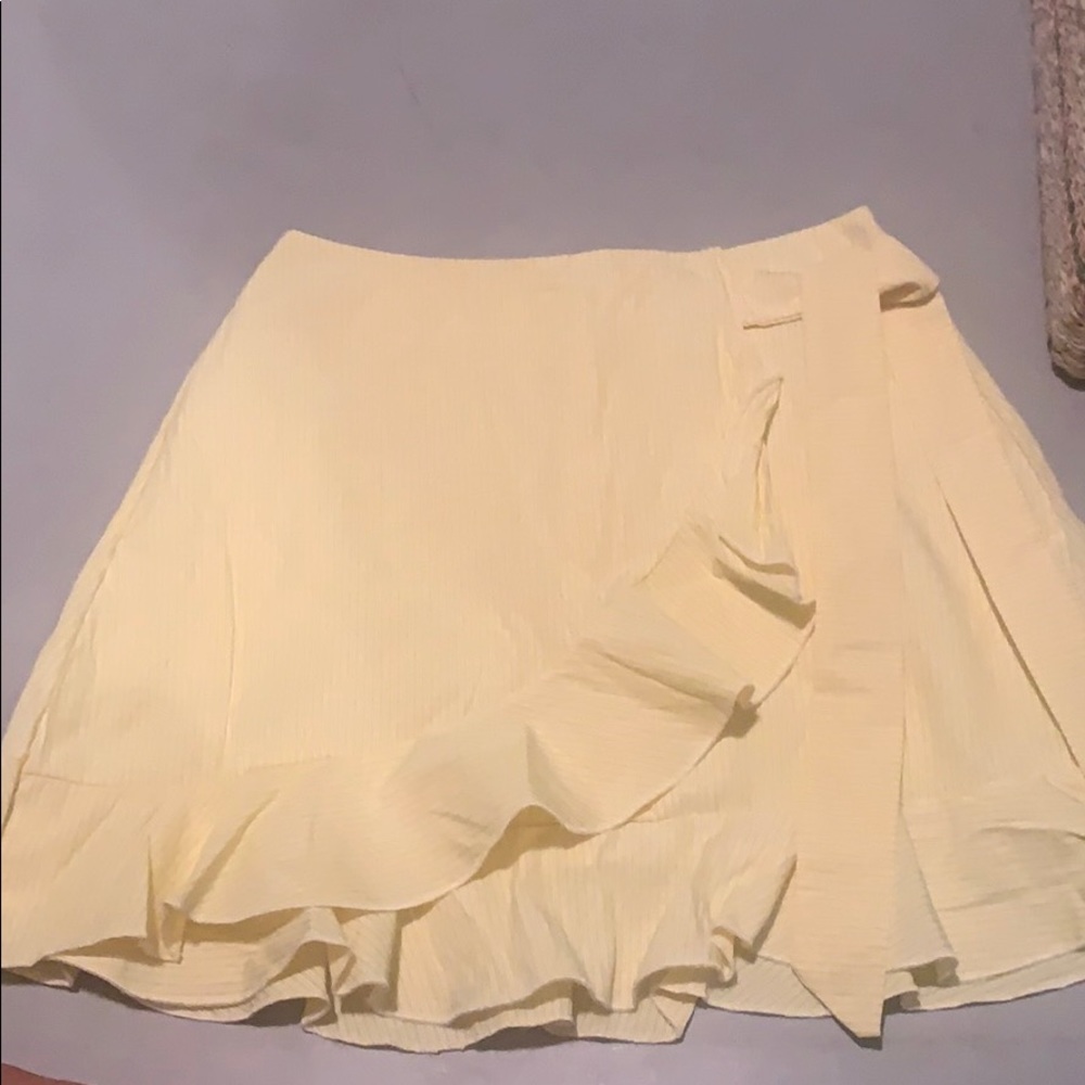 Yellow and white stripped skirt.